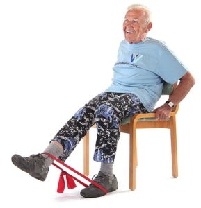 Tuolilla istuvan jumppaajan jaloissa on lenkiksi solmittu kuminauha siten